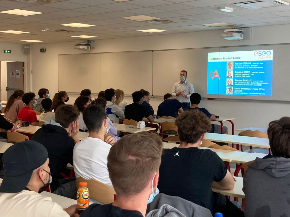 Rencontre Alumni et étudiants sur le campus de Paris-Vélizy